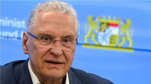 CSU: Grundgesetzänderung zur Aberkennung von Doppelpässen Ohne die Änderung des Grundgesetzes drohe eine „deutliche Unwucht“, sagt Bayerns Innenminister Joachim Herrmann.