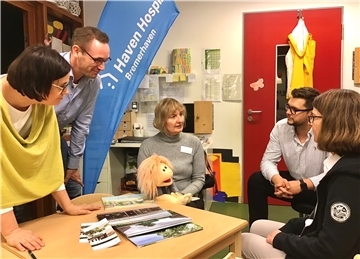 Sie erklären, wie der Alltag in einem Hospiz verläuft: Sigrun Deneke, Thorsten Stucke, Karen Wauschkuhn und Niklas Brünagel stellen Kita-Leiterin Dagmar Labuch das Haven-Hospiz vor.