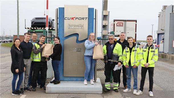 „Ohne euch geht nichts“ - als Zeichen der Wertschätzung erhielten die Fahrer, die auf das Cuxportgelände in Cuxhaven kamen, Geschenktüten anlässlich des bundesweiten Aktionstags.