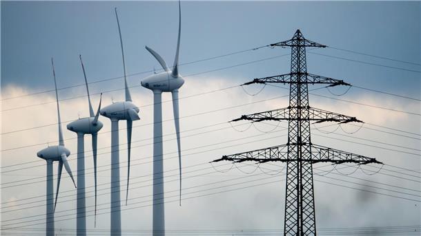 Strom gibt es an der Küste dank der Windkraft jede Menge - aber wohin damit? Ohne neue Stromtrassen wird aus der Energiewende nichts. Wer jetzt aber neue Masten fürchtet, kann beruhigt sein. Die großen Stromautobahnen wie Suedlink, die quer durch Deutschland führen, werden als Kabel in die Erde verlegt.