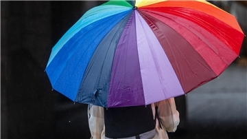 Ohne Regenschirm oder wetterfeste Kleidung geht zurzeit auch in Nordenham nichts - zumindest nicht, wenn an draußen sein möchte.