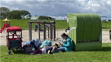 Familie auf Wiese