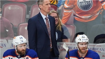 Oilers-Coach Kris Knoblauch und seine Stars Leon Draisaitl (r) und Connor McDavid haben die dritte Final-Partie bei den Florida Panthers verloren.