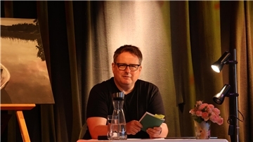 Olaf Satzer liest auf der Bremervörder Kulturbühne aus seinem Roman „Wehrbach“.
