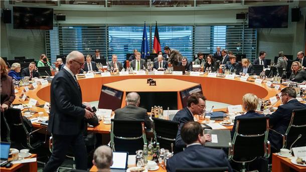 Weg für 49-Euro-Ticket geebnet Olaf Scholz (M, SPD) eröffnet die Ministerpräsidentenkonferenz im Bundeskanzleramt.