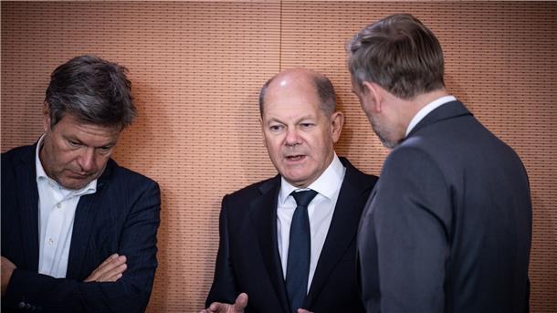 Streit über Atomkraft: Scholz traf Habeck und Lindner  Olaf Scholz mit Christian Lindner und Robert Habeck im Kanzleramt Anfang Oktober.