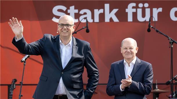 Die Spitzenkandidaten bei der Wahl in Bremen Olaf Scholz (r.), Bundeskanzler, und Andreas Bovenschulte, Bürgermeister von Bremen und Spitzenkandidat der SPD.