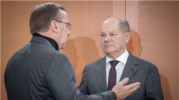 Olaf Scholz (r.) und Boris Pistorius während einer Sitzung des Bundeskabinetts im Bundeskanzleramt.