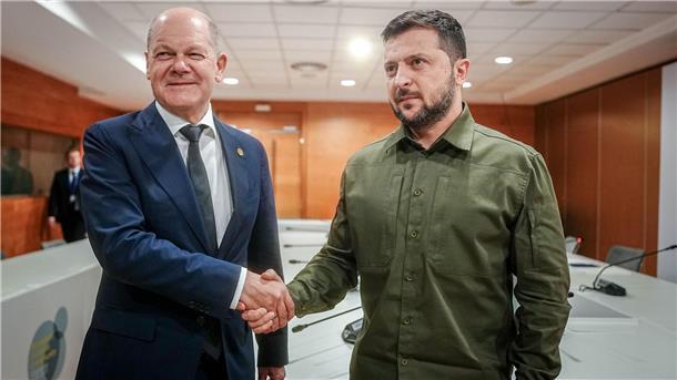 Europa-Gipfel: Deutschland liefert weiteres Flugabwehrsystem Olaf Scholz und Wolodymyr Selenskyj am Rande des Gipfeltreffens der Europäischen Politischen Gemeinschaft in Granada.