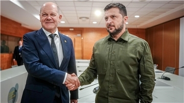 Olaf Scholz und Wolodymyr Selenskyj am Rande des Gipfeltreffens der Europäischen Politischen Gemeinschaft in Granada.