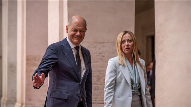 Scholz und Meloni: Freundschaft trotz Differenzen Olaf Scholz zusammen mit Giorgia Meloni kurz nach seiner Ankunft in Rom.
