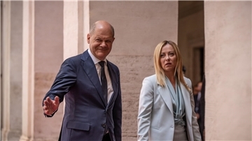 Olaf Scholz zusammen mit Giorgia Meloni kurz nach seiner Ankunft in Rom.