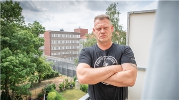 Olaf Thun und seine Familie sind Anwohner in der Nordstraße der gegenüberliegenden Justizvollzugsanstalt. Sie beklagen einen fehlenden Sichtschutz oberhalb des bestehenden rund um das Freigangsgelände der Inhaftierten.