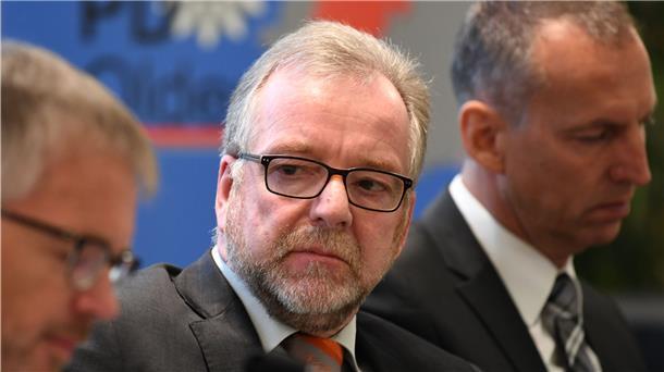 Oldenburger Polizeichef wird mit dem Tod bedroht Oldenburgs Polizeipräsident Johann Kühme (Mitte) hat nach Äußerungen gegen die AfD Morddrohungen erhalten.