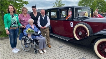 Oldtimertage-Organisator Ingo Ehmann spendierte Bewohnerin Gerda Daehmlow (Mitte) zu ihrem 100. Geburtstag eine Stadtrundfahrt in seinem 1935er Rolls-Royce.