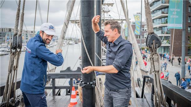 Alfonso Palencia (rechts), Ballett-Chef am Bremerhavener Stadttheater, besucht die aus Spanien stammende „Nao Victoria“. Für den gebürtigen Spanier ein Heimspiel mit maritimen Flair. Crewmitglied Toni Quintero (links) schwingt prompt mit ihm das Tanzbein.