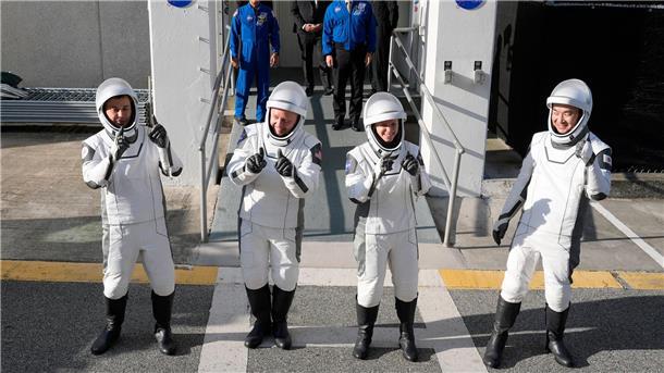 Vier Raumfahrer auf der ISS eingetroffen Oleg Platono aus Russland (l-r), Mike Fincke, Zena Cardman, beide aus den USA, und Kimiya Yui aus Japan vor dem Abflug. Sie sollen mehrere Monate auf der ISS arbeiten.