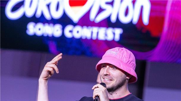 Anglerhut bis Zeitenwende: Das Jahr als Lexikon von A bis Z Oleh Psjuk vom Kalush Orchestra aus der Ukraine mit Anglehut. Im Jahr 2022 waren Fischerhüte, auch Bucket Hat (Eimer-Hut) oder Anglerhut genannt, der letzte Schrei.