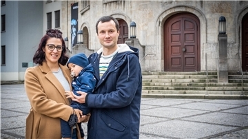 Oleksandr Shyryayev, seine Frau Jessica De Fanti Teoli und Sohn Nikolai (1) haben sich ein Leben in Bremerhaven aufgebaut. Doch es gibt Probleme bei der Anerkennung zur deutschen Staatsbürgerschaft.
