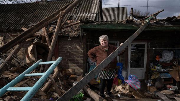 Krieg gegen die Ukraine: So ist die Lage Olena Lysovska sieht sich im ukrainischen Maxymilianivka die Trümmer ihres Hauses an, das von einer russischen Rakete zerstört wurde.