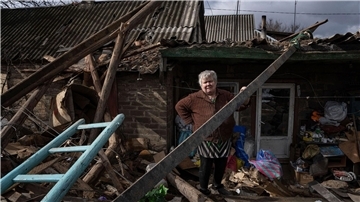 Olena Lysovska sieht sich im ukrainischen Maxymilianivka die Trümmer ihres Hauses an, das von einer russischen Rakete zerstört wurde.