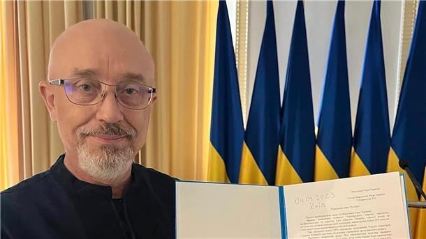 Olexij Resnikow mit seinem Rücktrittsschreiben an den Parlamentspräsidenten.