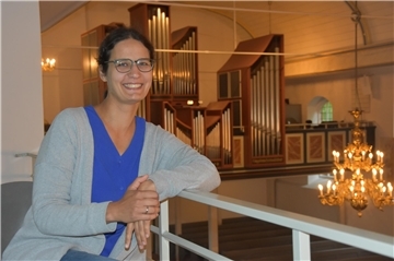 Olga Chumikova vor der Orgel in der Sittenser Kirche. 