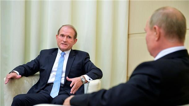 Enttarnte prorussische Plattform nährt Sorge in Deutschland Oligarch Wiktor Medwedtschuk (l) bei einem Treffen mit Wladimir Putin im Oktober 2020.
