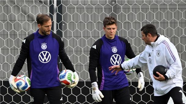 Neuer-Debatte ohne Wirkung: Baumann bereit für Heimspiel Oliver Baumann (l.) hört Torwart-Trainer Andreas Kronenberg aufmerksam zu.