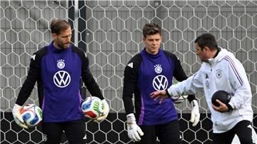 Oliver Baumann (l.) hört Torwart-Trainer Andreas Kronenberg aufmerksam zu. 