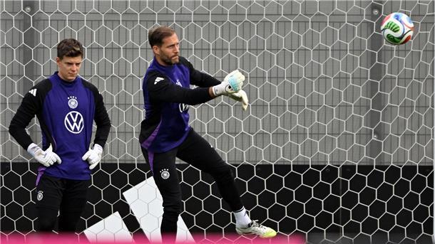 Neuer-Debatte ohne Wirkung: Baumann bereit für Heimspiel Oliver Baumann (r.) faustet einen Ball.