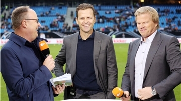 Oliver Bierhoff (M.) und Oliver Kahn (r) zählen die deutsche Mannschaft nicht zu den WM-Titelkandidaten. (Archivbild)