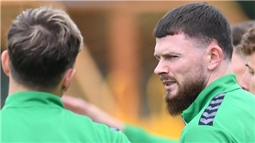Oliver Burke (rechts) hängt sich bei Werder rein.