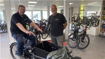 Oliver Fuhrmanski (links) und Marcel Wessels von Fahrrad Bauer wissen, worauf es bei einem E-Lastenrad ankommt.
