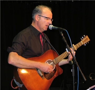Oliver Morawietz ist bei dem Konzert „Nordenham rockt bunt“ mit der Band The NEMOS zu hören.