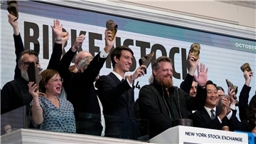 Oliver Reichert (2.v.r), CEO von Birkenstock, winkt, als er die Eröffnungsglocke der New Yorker Börse läutet, kurz bevor sein Unternehmen offiziell an die Börse geht.