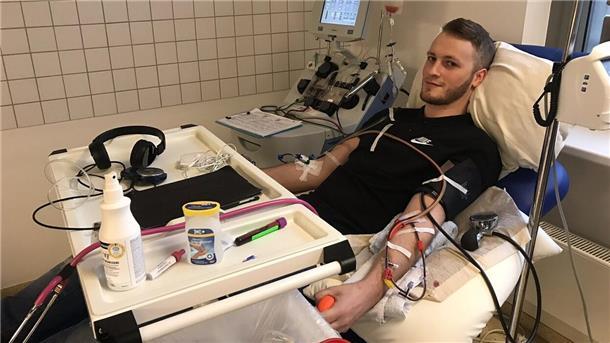 Ein Treffen, das Leben verändert: Stammzellspender trifft Empfängerin Ein Mann liegt in einem Krankenhausbett. An seinen Armen sind viele Schläuche angeschlossen.