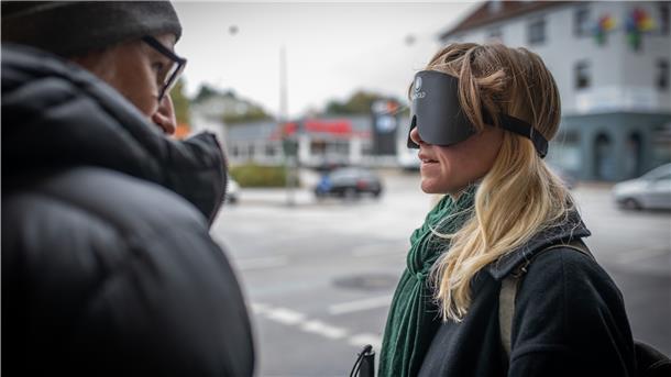 Oliver Simon, Rehabilitationslehrer aus Hamburg, hilft Reporterin Leandra Hanke, ihren Weg mit Augenbinde und Langstock zu finden.