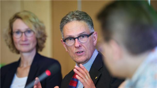 Erstmals Klimabuchmesse während Leipziger Buchmesse Oliver Zille (M), Direktor der Leipziger Buchmesse, befürwortet die Klimabuchmesse.
