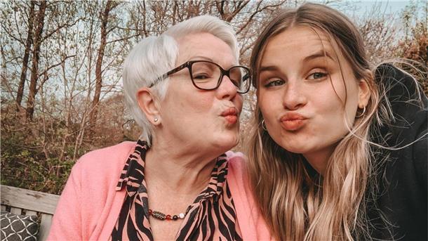 Ein Kuss für Oma am Großelterntag Oma sein ist für die Bremerhavenerin Evelyn Koschuth (links) eine Riesenfreude. Wie ihr geht es vielen Großeltern in der Region.