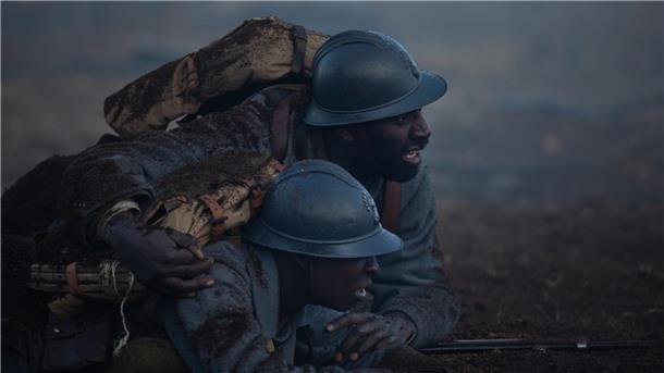 Ein vergessenes Geschichtskapitel: „Mein Sohn, der Soldat“ Omar Sy (r) als Bakary und Alassane Diong als sein Sohn Thierno in einer Szene des Films „Mein Sohn, der Soldat“.