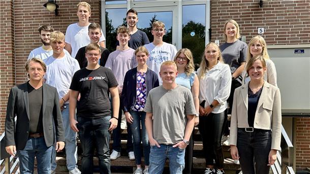 Start ins Berufsleben für 13 Nachwuchskräfte OOWV-Geschäftsführer Karsten Specht (links) und Mitarbeiterinnen des Personalmanagements (rechts) begrüßten am Donnerstag die neuen Nachwuchskräfte des Unternehmens bei einer Veranstaltung im Wasserwerk Nethen.