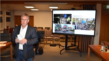OOWV-Regionalleiter Olaf Sonnenschein zeigte im Sitzungssaal des Stadlander Rathauses in Rodenkirchen Fotos von den Arbeiten zur Behebung der Pumpwerkstörung in Schwei. 