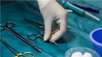OP-Besteck im Operationssaal: „Generell sehen wir ganz klar, dass die Intimchirurgie zunimmt“.
