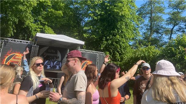 Der Frühtanz rockt: Tausende Besucher feiern in Steinau Open-Air-Party mit bester Musik.