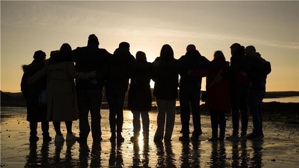 Opfer und Überlebende des Nordirland-Konflikts haben sich am Karfreitag bei Sonnenaufgang zum Gedenken versammelt.