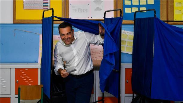 Konservative in Griechenland bleiben an der Regierung Oppositionsführer Alexis Tsipras, Chef der linken Syriza-Partei, gibt in einem Wahllokal seine Stimme ab.