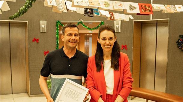 Oppositionspolitiker David Seymour und Neuseelands Premierministerin Jacinda Ardern posieren mit einem unterzeichneten Ausdruck Protokolls, in dem Ardern Seymour beleidigt.