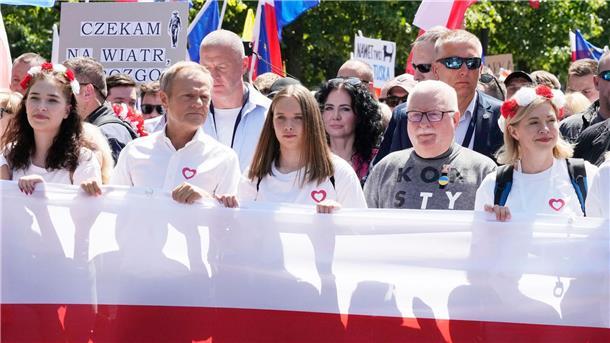 EU-Kommission leitet Verfahren gegen Polen ein Oppositionspolitiker Donald Tusk (2.v.l) nimmt an der Seite von Polens Ex-Präsident Lech Walesa (2.v.r) und anderen Demonstranten an einem Protest gegen die Politik der PiS-Regierung teil.
