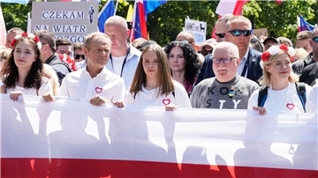 Oppositionspolitiker Donald Tusk (2.v.l) nimmt an der Seite von Polens Ex-Präsident Lech Walesa (2.v.r) und anderen Demonstranten an einem Protest gegen die Politik der PiS-Regierung teil.